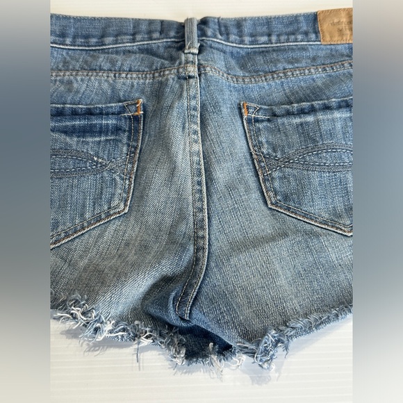 ABERCROMBIE FITCH ripped ladies denim jean shorts Size 8 - Picture 6 of 6